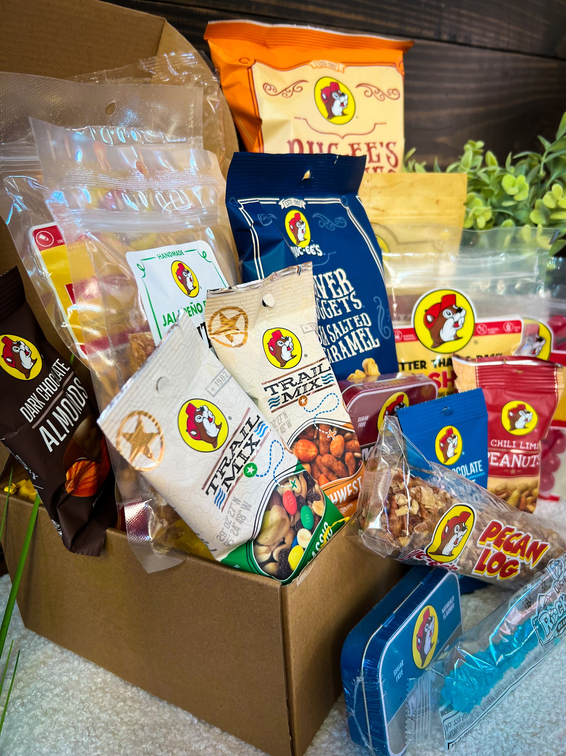 Buc-ee's Gift Box, Buc-ee's Snack Box, Buc-ee's Gift Box, Buc-ee's Gift Bundle, Beaver Nuggets